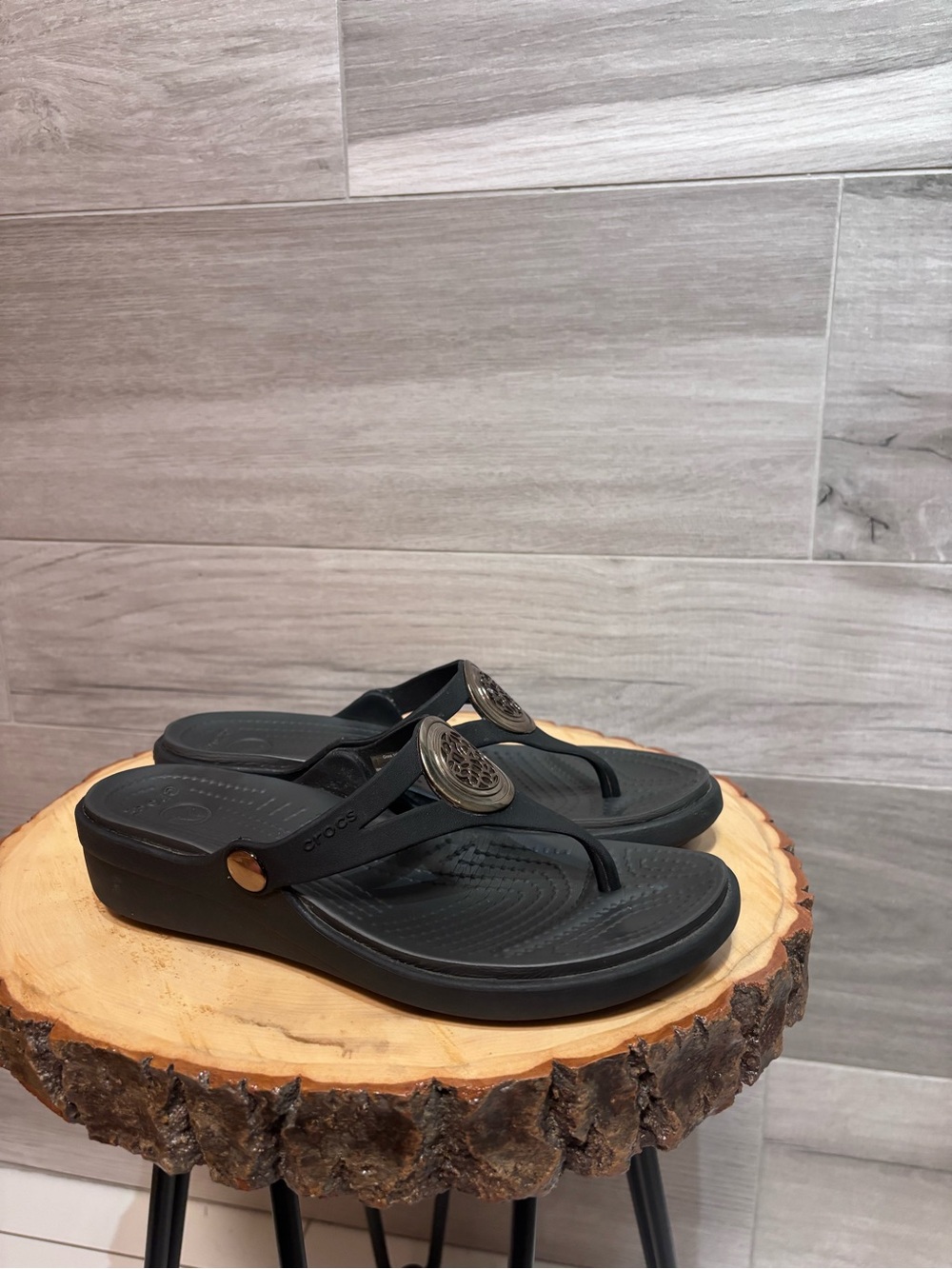 Crocs Sanrah Wedge Heel Sandals Flip Flops Size 6 Black